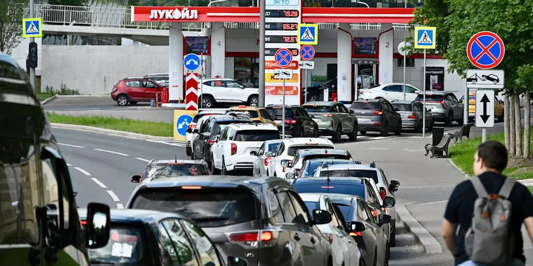 Россияне предпочитают стоять в очереди за дешевым бензином, чем покупать без очереди более дорогой
