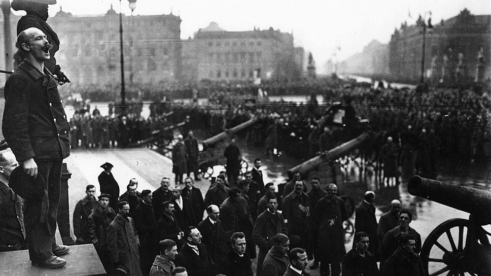 Революционный моряк держит речь на митинге берлинских жителей. Фото: GettyImages.ru
