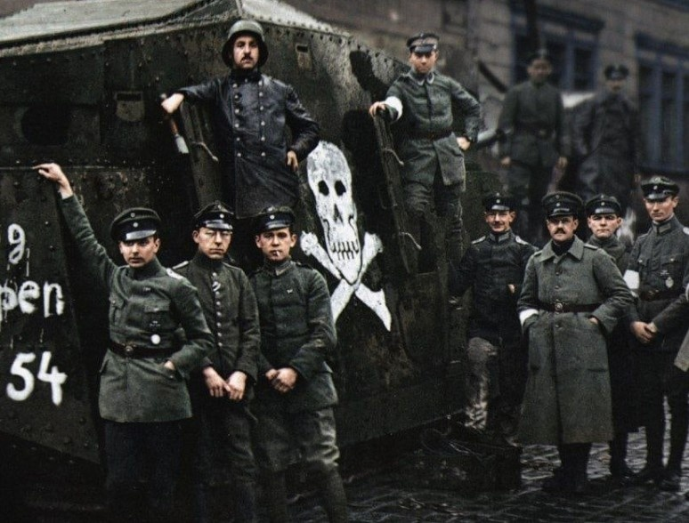 Члены фрайкора у боевой машины, сделанной на шасси тяжелого танка A7V. Берлин, 1919 год.