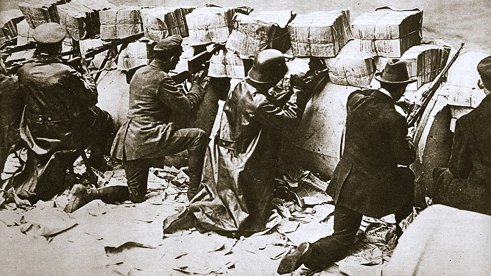 Солдаты и гражданские берлинцы на баррикадах революциию Фото: Historica Graphica Collection/Heritage Images/Getty Images.ru