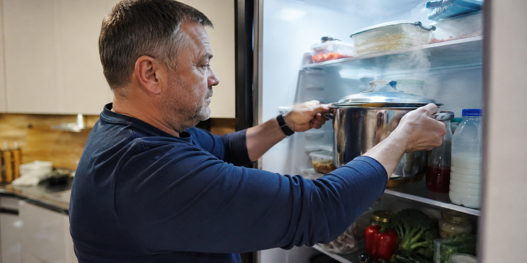 Самая дорогая кухонная привычка: горячая кастрюля в холодильнике убивает компрессор за 3 года