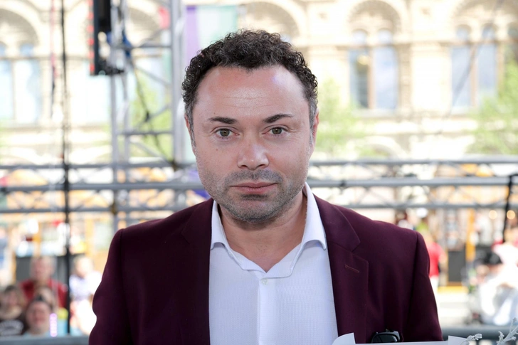 «Мне говорили: "Иди на завод, у тебя непонятная внешность"»: как Андрей Носков стал звездой «Кто в доме хозяин?» и нашёл свою любовь под окн