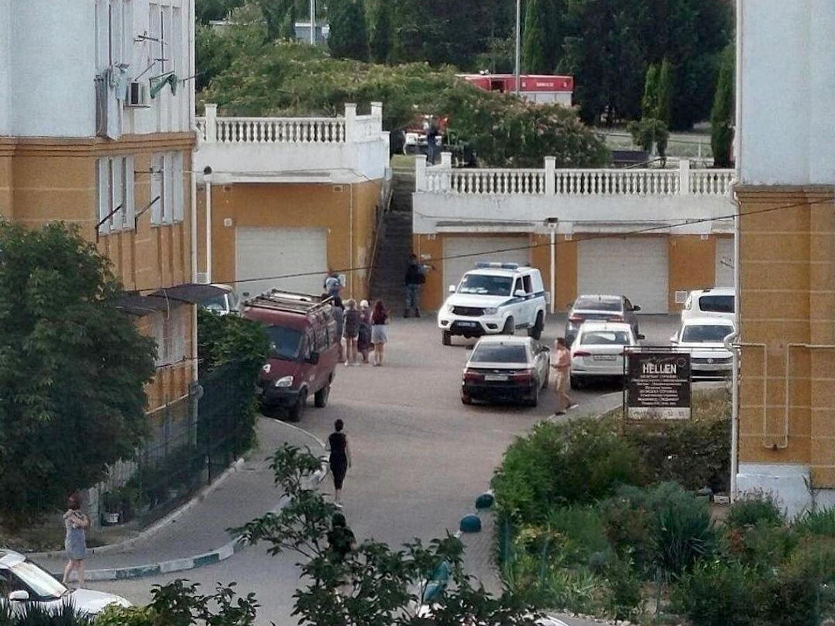    Обстановка на месте взрыва в Севастополе, где погиб военнослужащий Минобороны | © Фото : соцсети