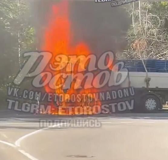 Фура пылает прямо на проезжей части в центре Ростова
