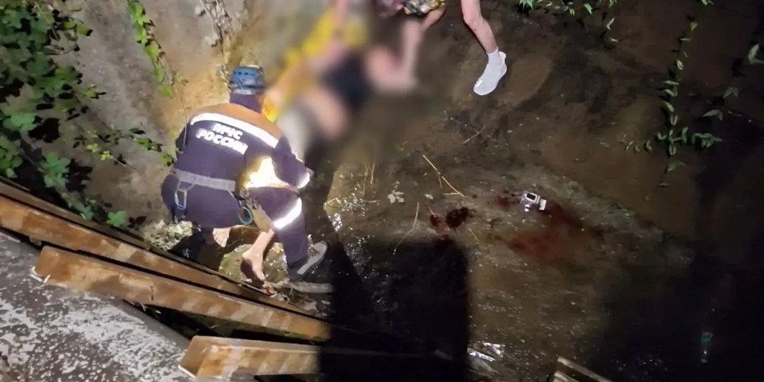 В Сочи спасатели подняли туристку из оврага, достали мужчину из канавы и помогли медикам