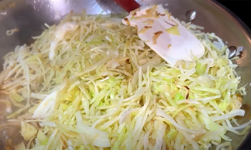 Сочный заливной пирог с капустой — просто и вкусно — рецепт на каждый день