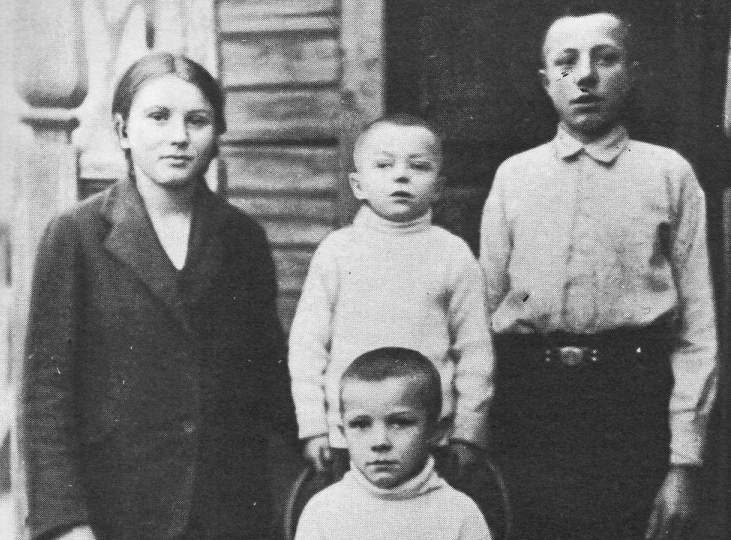 Что стало с братом и сестрой Юрия Гагарина, которых немцы угнали в Германию