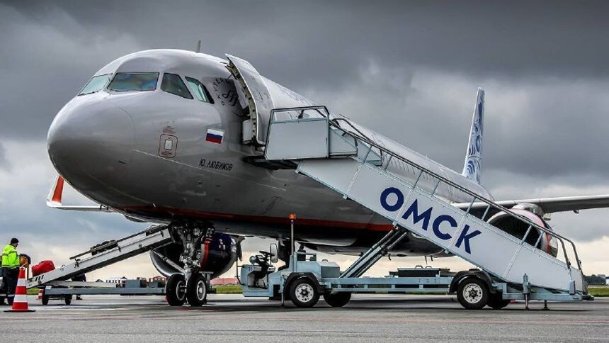 Пьяного омича со скандалом сняли с самолета