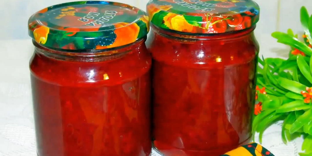 Какой же необычный вкус у сегодняшней аджики! Я почти всю свёклу на неё потратила. Никакой стерилизации, храню просто в шкафу.