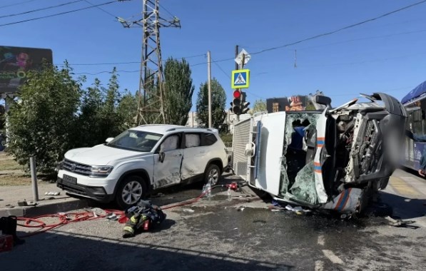 Сегодня в Астрахани пожарный «форд» со спецсигналом врезался в «фольксваген»