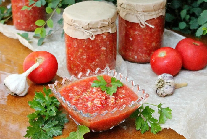 Вкусная хреновина из томатов: классный проверенный рецепт острой закуски