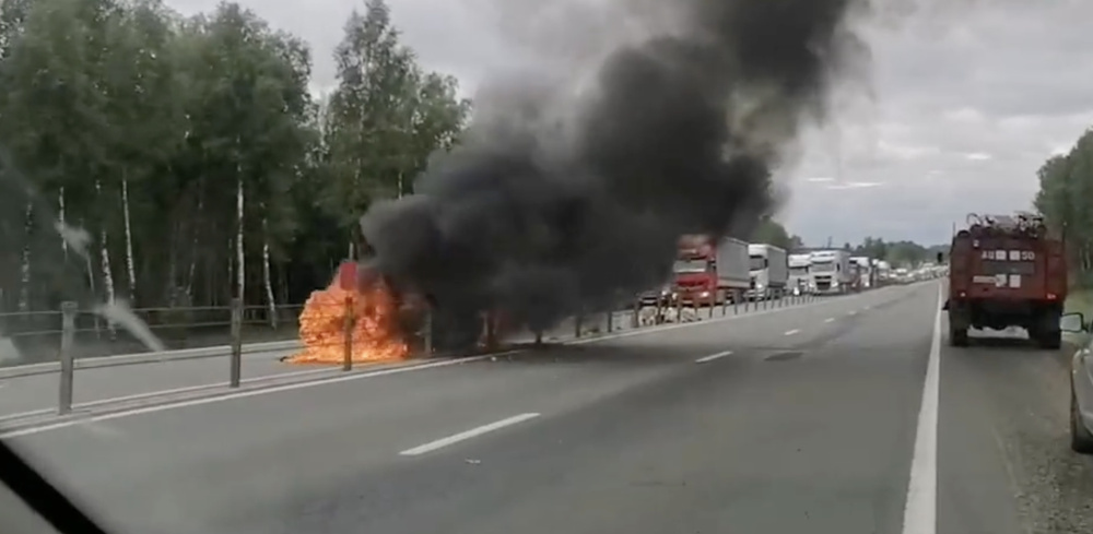На трассе М-8 в Ярославской области загорелся автомобиль