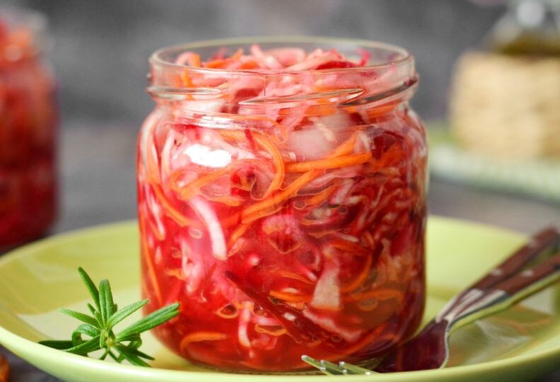 Хрустящая капуста со свеклой: мой любимый рецепт быстрой закуски, которая поднимает настроение