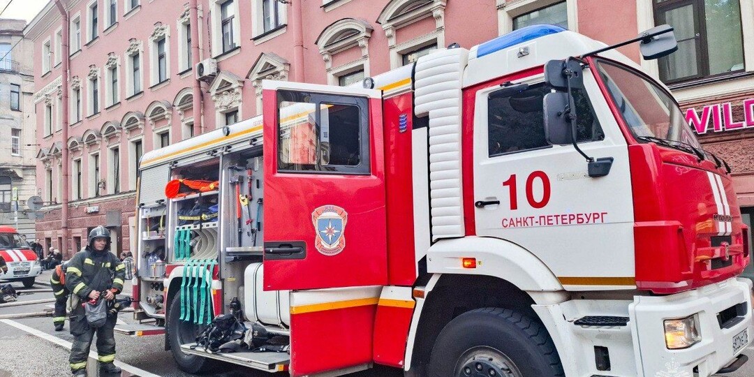 Переполох рядом с Эрмитажем: в центре Петербурга горит крыша старинного дома