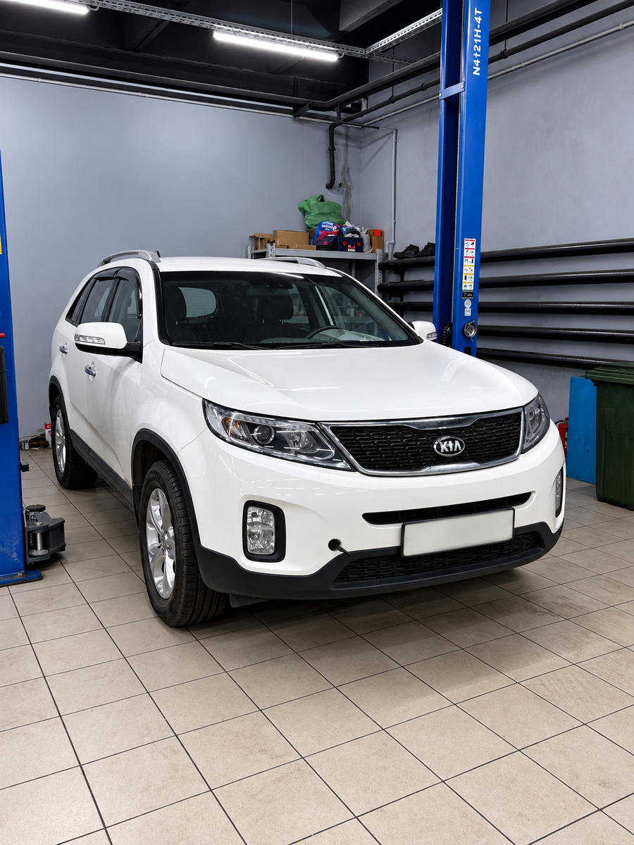 Белая Kia Sorento 2015 G4KE на подъемнике