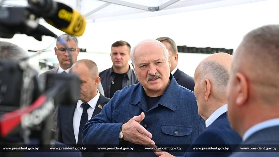 Лукашенко сказал, как надо передать власть в Беларуси