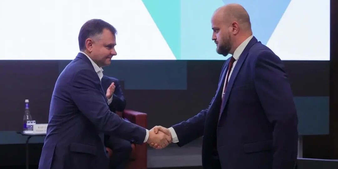Юрий Слюсарь наградил ростовского врача, спасавшего мирных жителей в Архипо-Осиповке