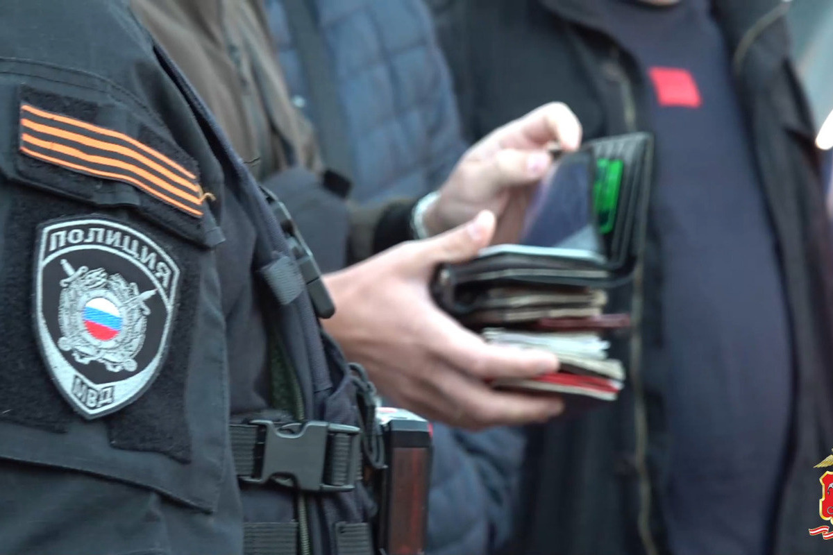     В Ломоносовском районе полиция нашла фиктивно зарегистрированных 39 иностранцев. Фото: пресс-служба ГУ МВД по Петербургу и Ленобласти (архив).