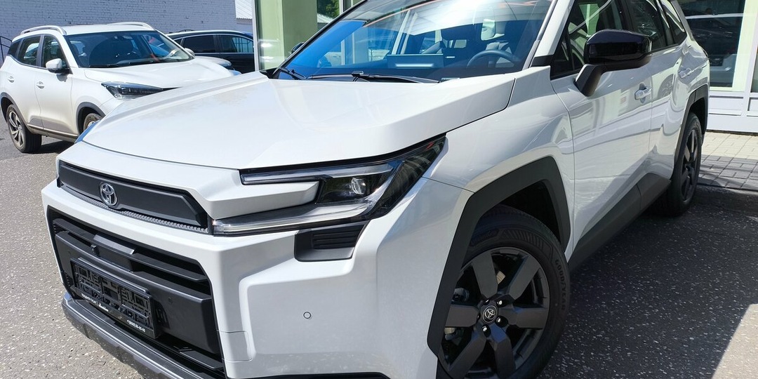 Заехал к дилеру Toyota. За сколько продают RAV4 в новом кузове в августе 2026 года?