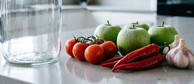 Простой рецепт очень вкусной аджики с яблоками на трехлитровую банку