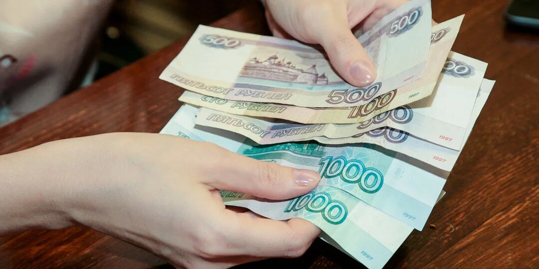Красные трусы, монетка в цветке и правильный вынос мусора: самые известные и странные современные ритуалы на богатство