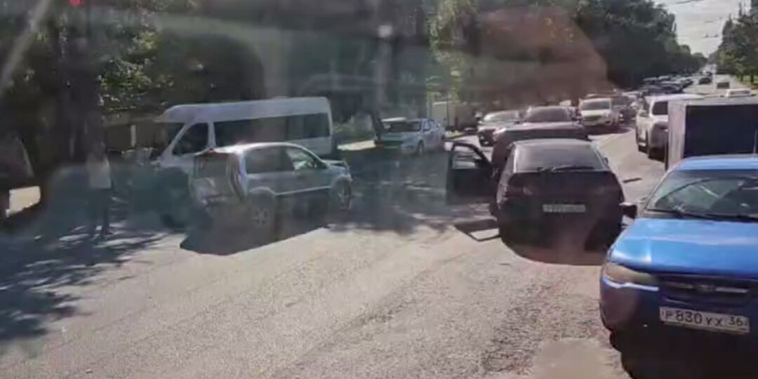 О массовом ДТП на перекрёстке сообщили воронежцы (ВИДЕО)