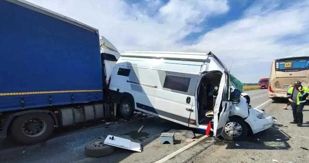 Фургон отбросило в автобус: на трассе Тюмень — Омск произошло массовое ДТП