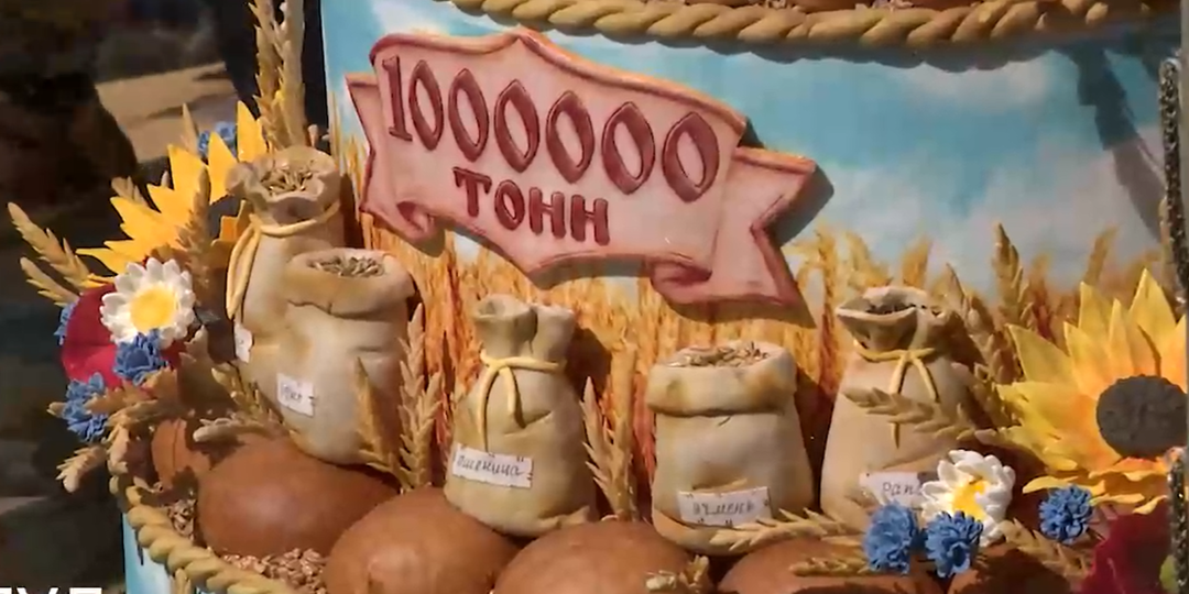 Александру Лукашенко на фестивале «Кліч Палесся» в Лясковичах подарили улей с пчелами