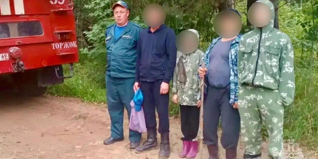 В Тверской области спасатели нашли потерявшихся в лесу мужчин с детьми