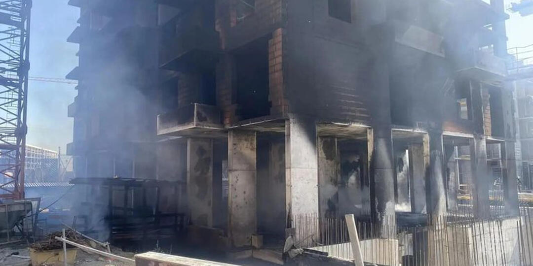 Один человек умер после пожара на стройке многоэтажки в Омске
