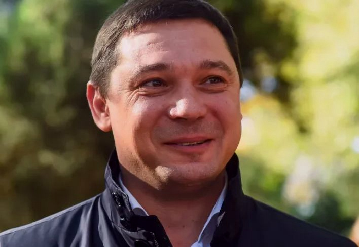 Евгений Первышов любит носить джинсы, а семейная реликвия - казачья шашка положила начало коллекции холодного оружия