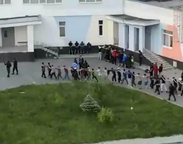 Приезжие прогнали школьников: смелая мама вызвала спецназ и сняла облаву