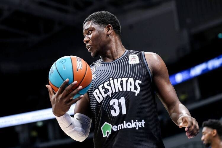 Был звездой NCAA, сыграл два матча в НБА, превратил подборы в суперсилу. Кто такой новичок УНИКСа Анхель Дельгадо?
