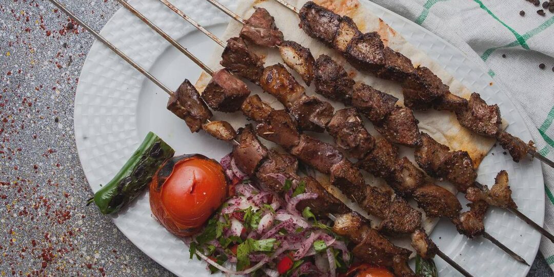 Не выкидывайте вчерашний шашлык — готовим вкусное блюдо из того, что осталось от пикника