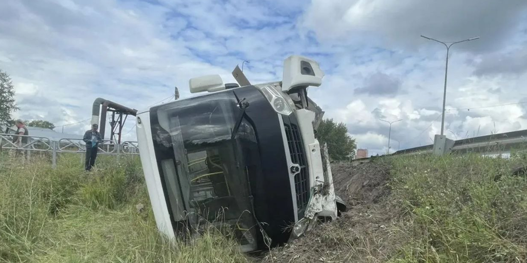 В Пермском крае пассажирский автобус упал в кювет