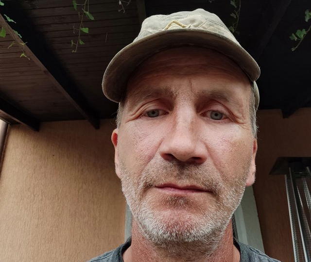 «Побледнел, вспотел, лёг прямо на пол — сказал, само пройдёт, врачи только деньги тянут». После того вечера смотрю иначе на ровесников