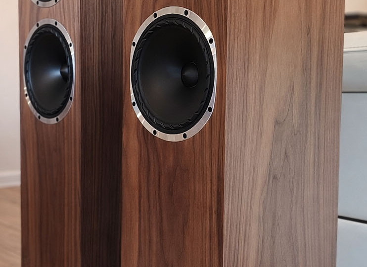 Обзор акустических систем Fyne Audio F502S: Баланс инженерной точности и музыкальности