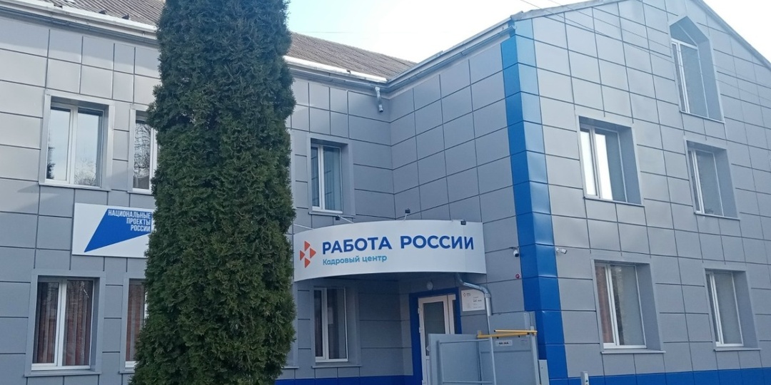 Дорогу у кадрового центра в Смоленске взялся асфальтировать предприниматель-кадровик