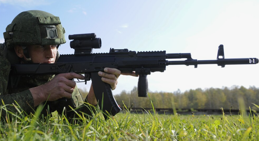 АК-12 выходит на дистанцию: как ижевские конструкторы вылечили старую болезнь АК-74