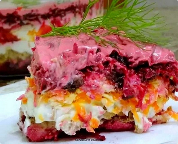 Сегодня еда вкусная и разнообразная — салат, борщ с пампушками. А ещё история с моим борщом, которую не могу не рассказать!