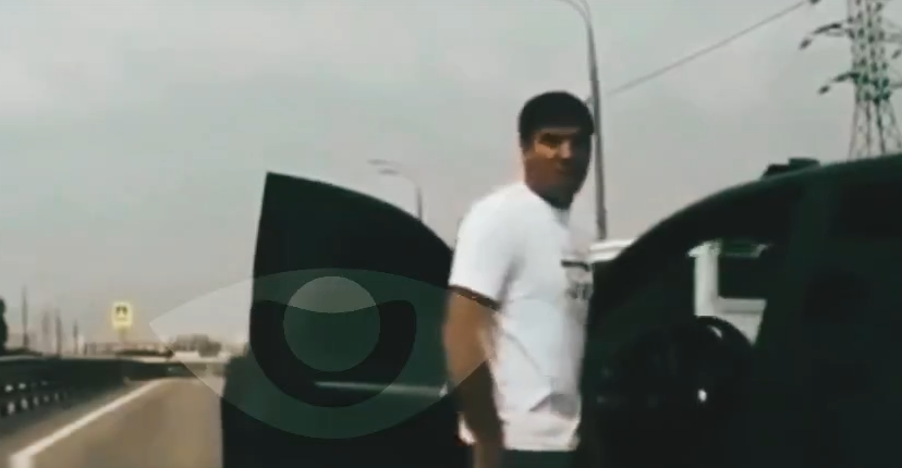 Не дрогнул и снёс дверь: мужик мгновенно ответил приезжему на блеск металла в руке