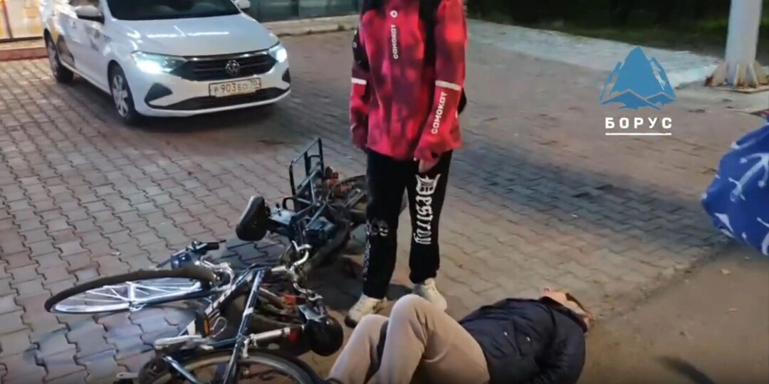 В Красноярске курьер «Самоката» на велосипеде сбил женщину. Ее увезли на скорой