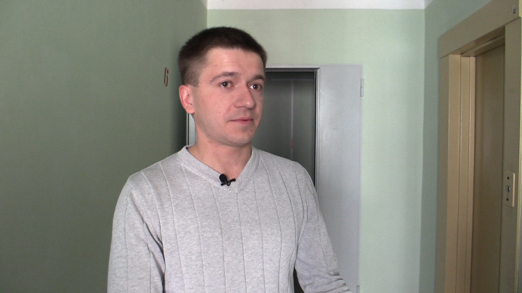 Егор едва не споткнулся о лежащую на полу пожилую женщину