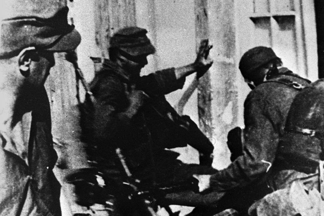 Фашисты взламывают дома мирных жителей в захваченном Минске
Фото: РИА Новости/Евгений Коктыш