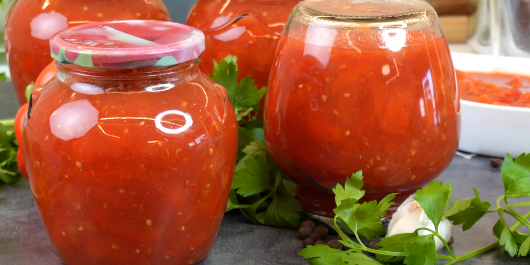 По этому рецепту лечо получается вкуснейшее, а заканчивается еще в начале зимы