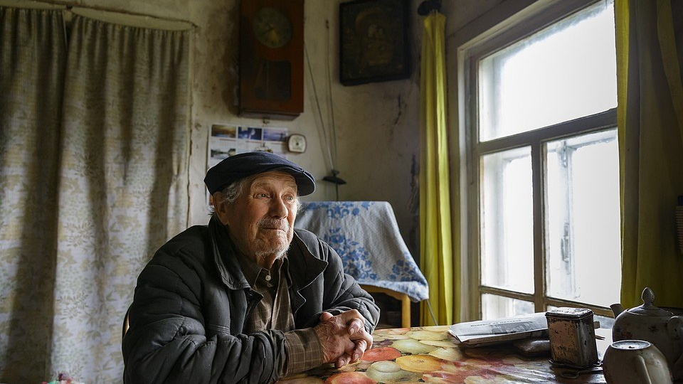 «Копил 60 лет на дом, а отдал детям»: как 85-летний учитель Евгений Попов подарил миллион рублей реабилитационному центру в Коми