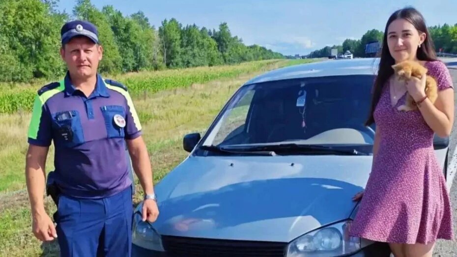 Воронежские полицейские помогли девушке, которая по пути из Волгоградской области пробила колесо