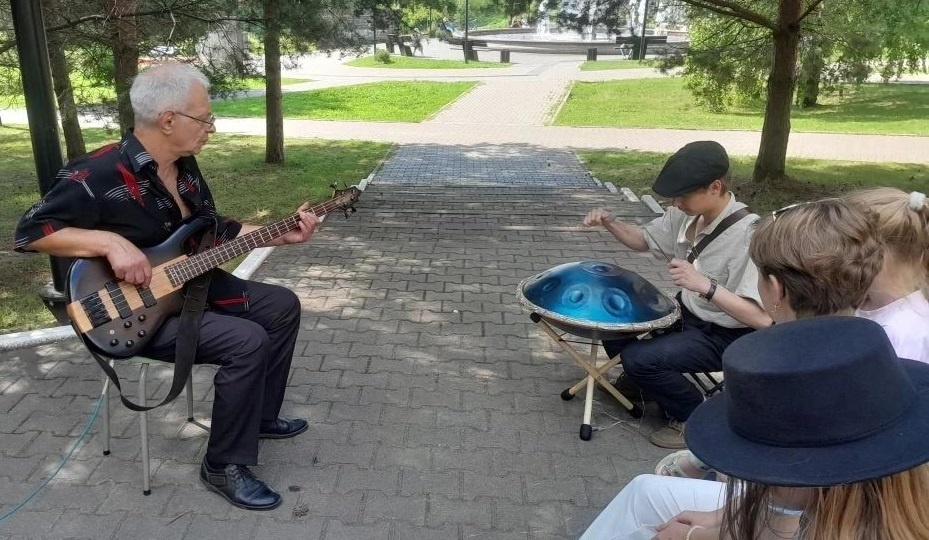 Костромичей зовут поиграть в шахматы, послушать спектакль и расписать игрушки в парках