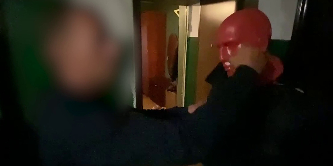 В Пензе двое мужчин задержаны за жестокое избиение соседа знакомой, который скончался в больнице