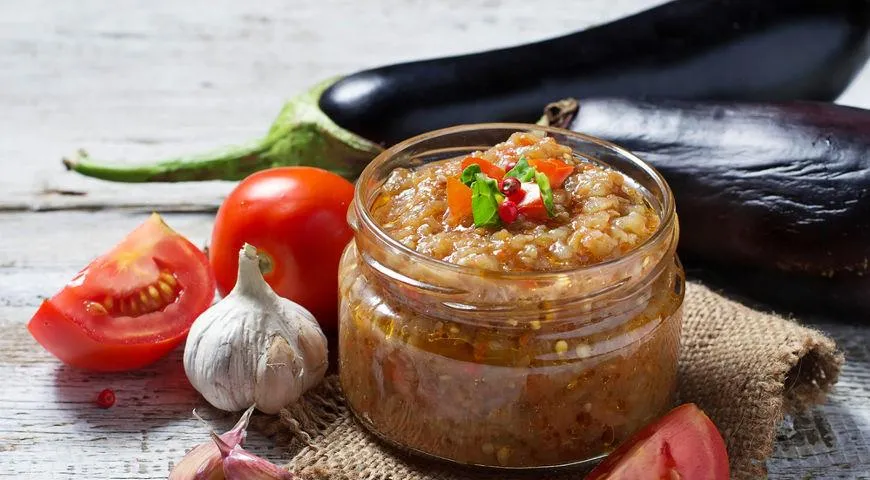 Аджика с баклажанами по-краснодарски — вкусная, в меру острая закуска из свежих сезонных овощей с зеленью.